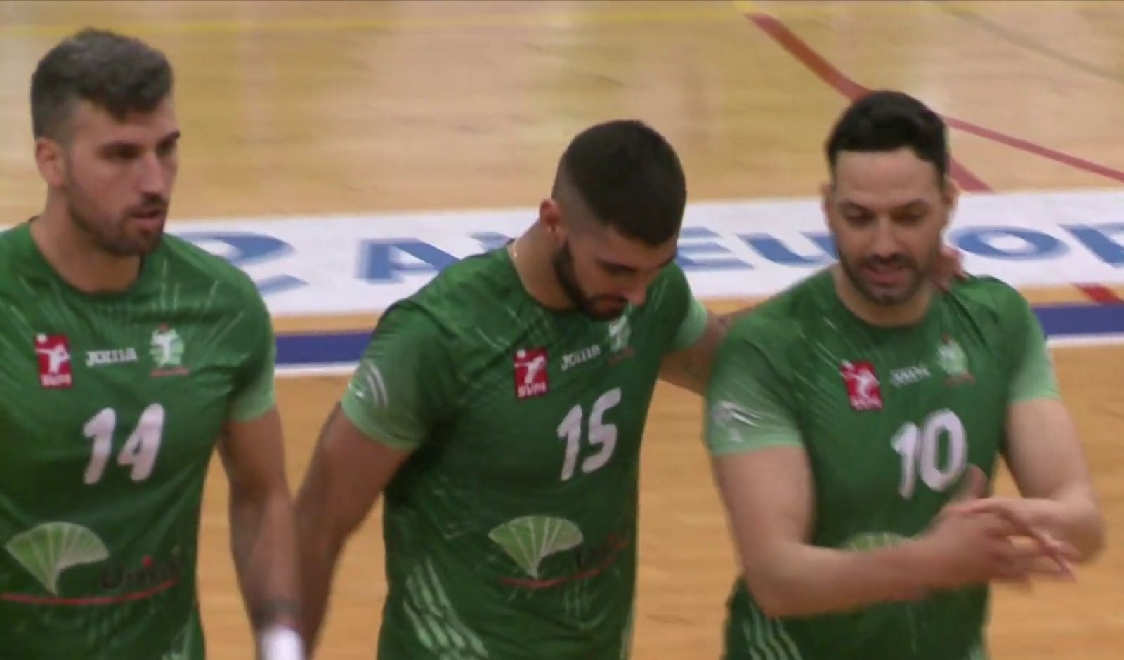 Jugadores ahorradores mientras se retiran de la cancha de Es Viver.