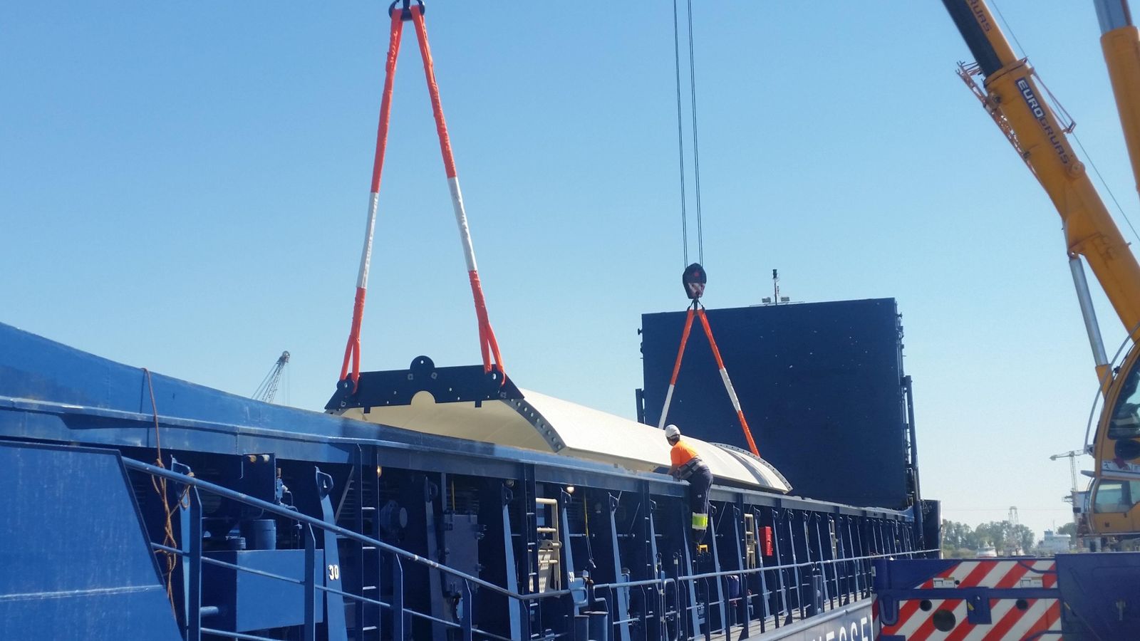 Detalle de la carga de las enormes piezas en acero en un barco.