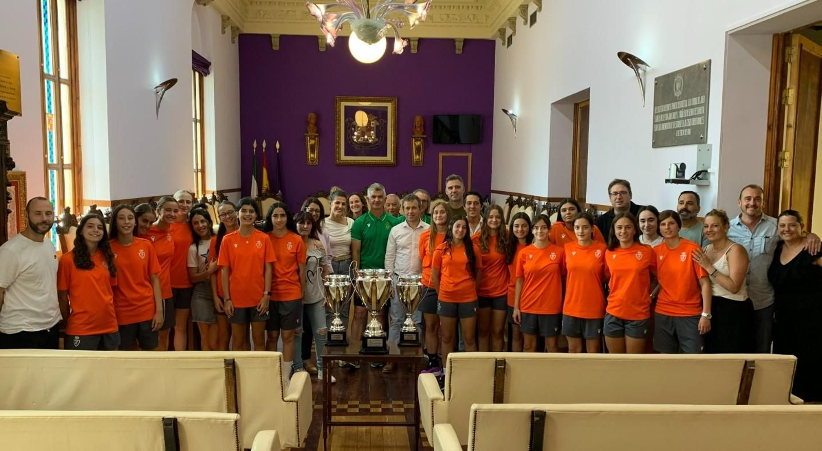 Foto de familia de la recepción en el Ayuntamiento de Jaén.