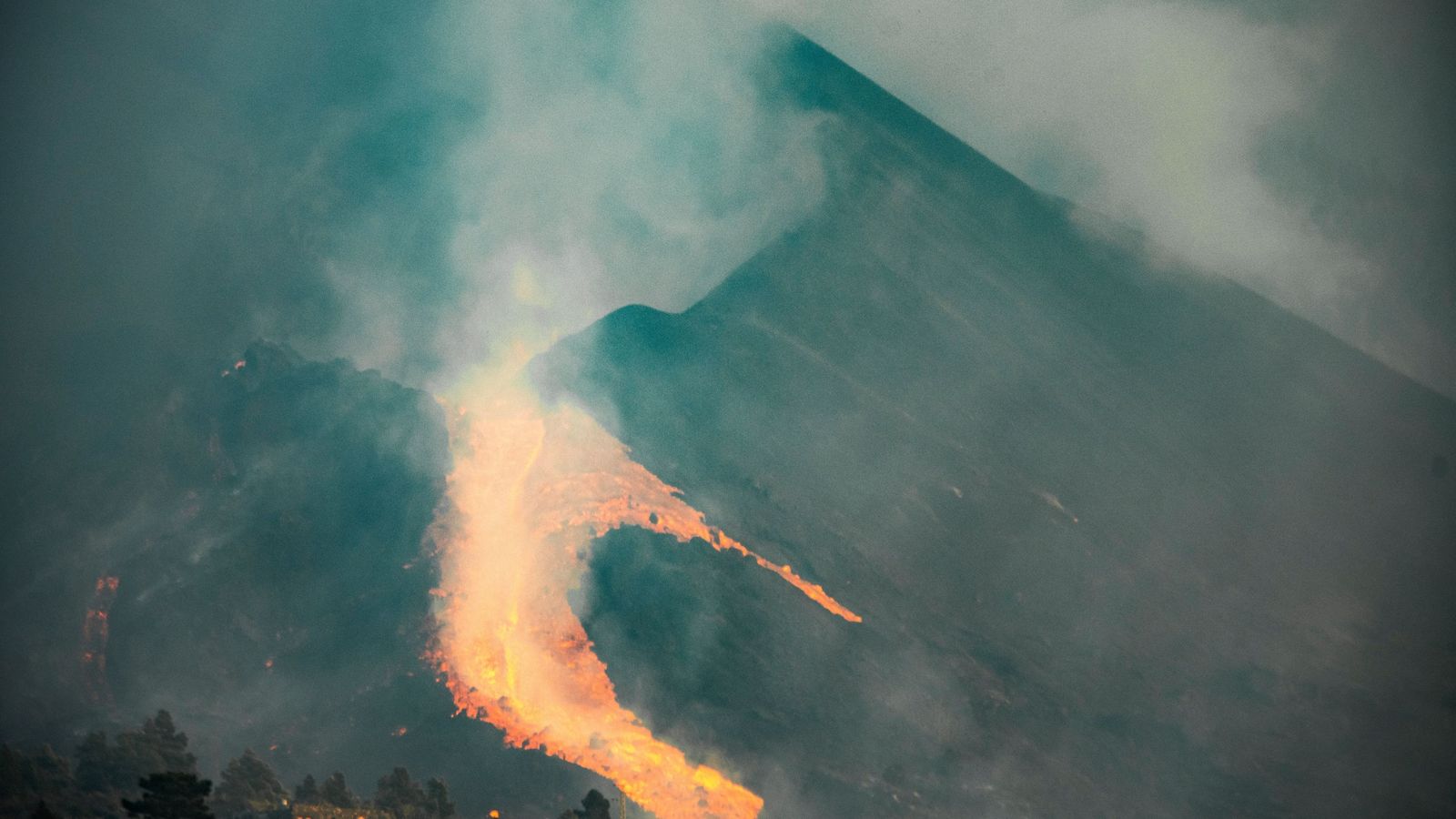 La colada de lava por el volcán