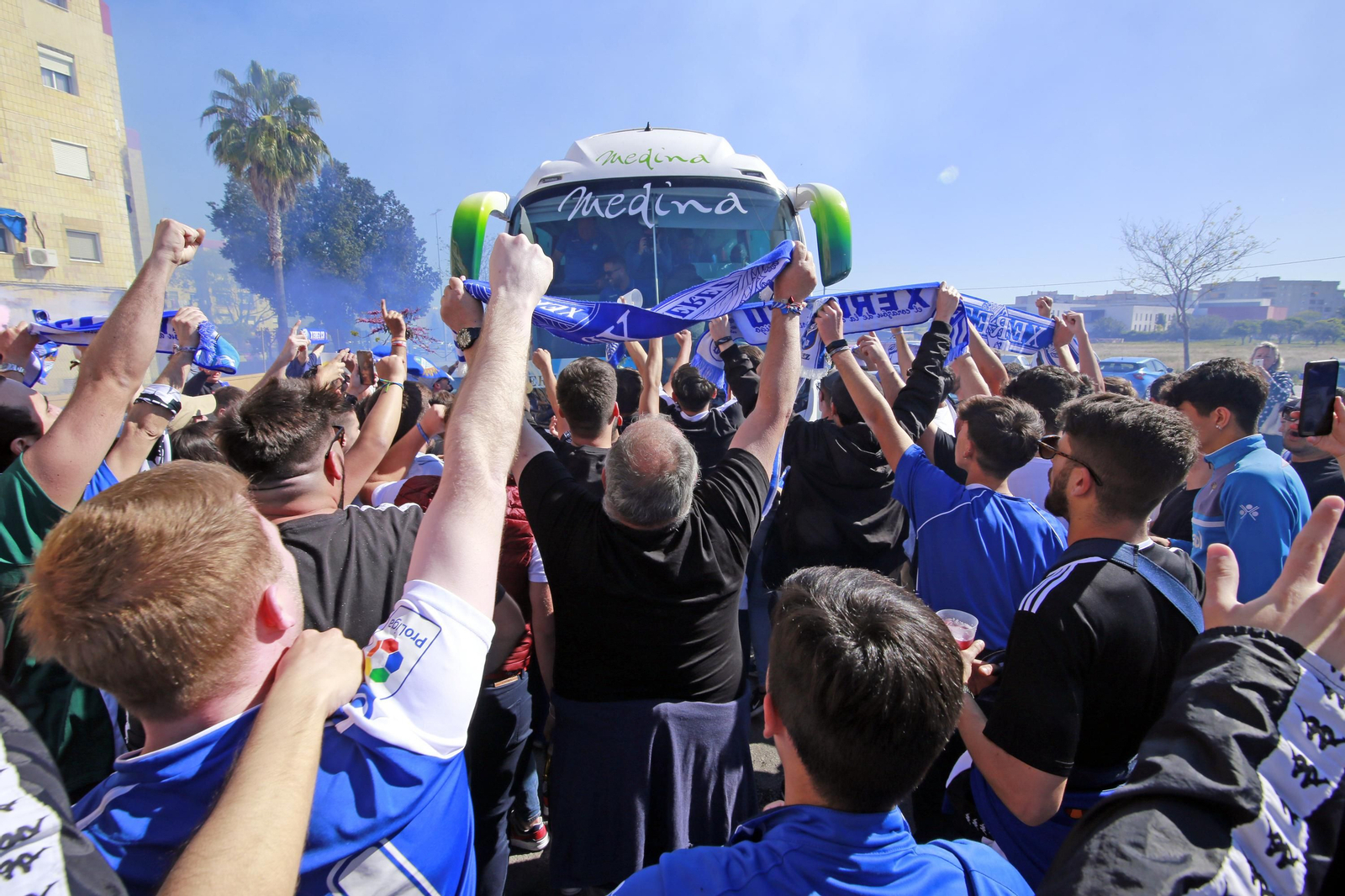 Recibimiento de la afición antes del derbi