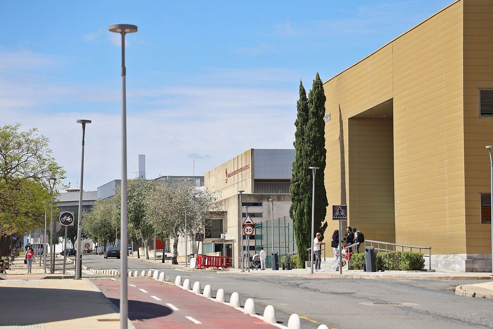 Estudiantes en el campus del Carmen de la Universidad de Huelva.