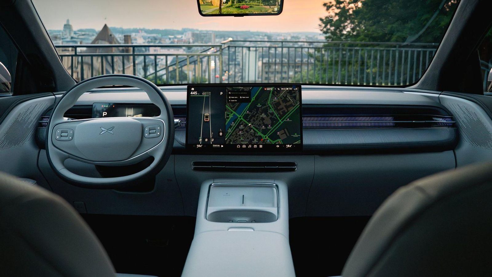 En el G6 se emplea una pantalla central de 15,6" en la que se sitúa prácticamente el control de todas las funciones del coche.