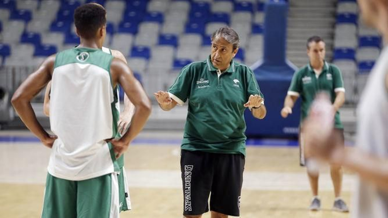Luis Casimiro da instrucciones en un entrenamiento en el Carpena.