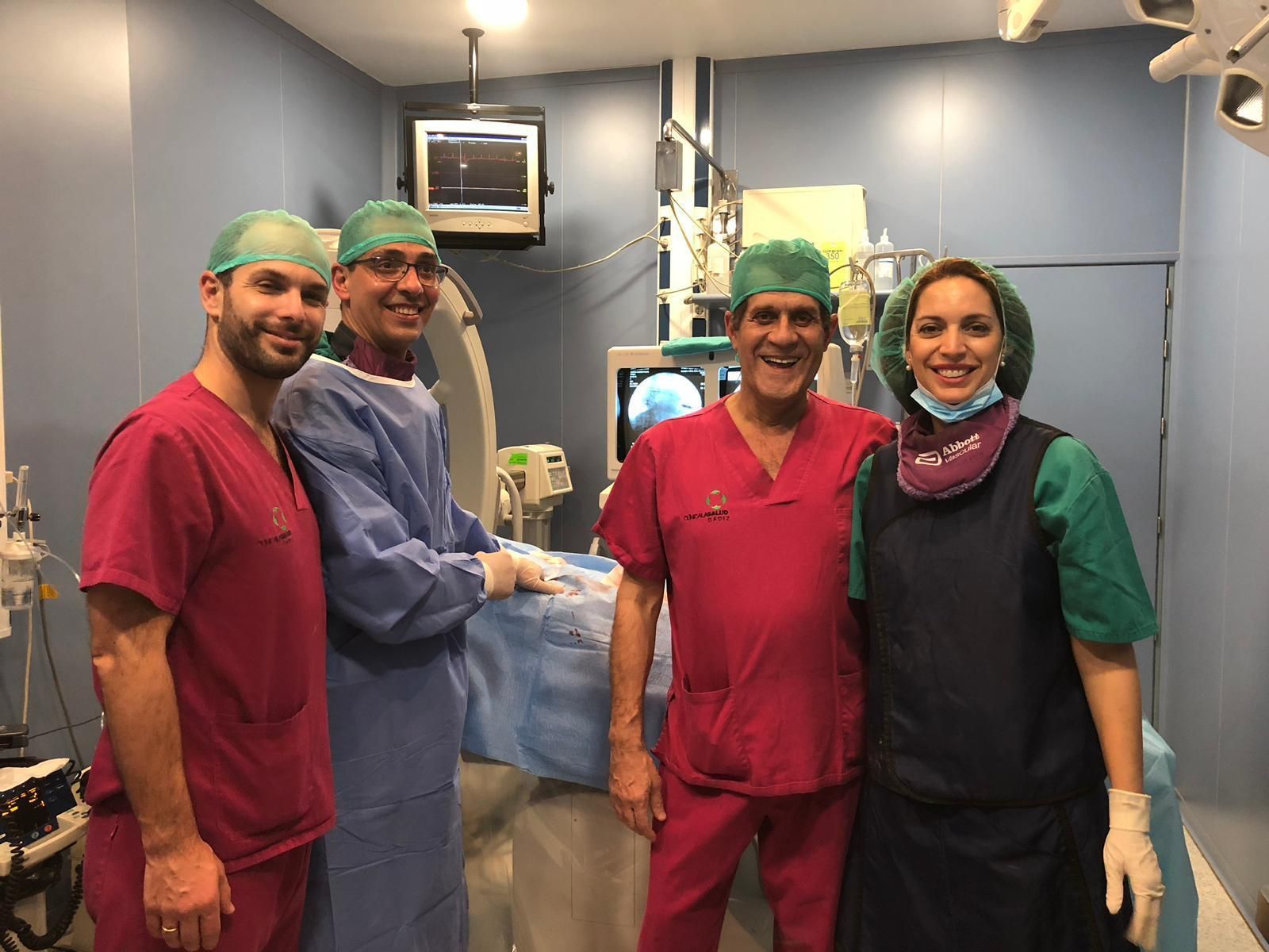 Jesús Oneto con parte del equipo que participó en la operación.