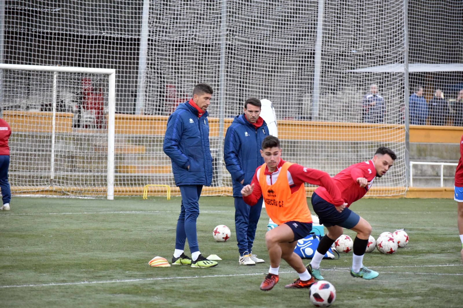 Berlanga y Mané observan a Alberto y Oñate durante un entrenamiento.