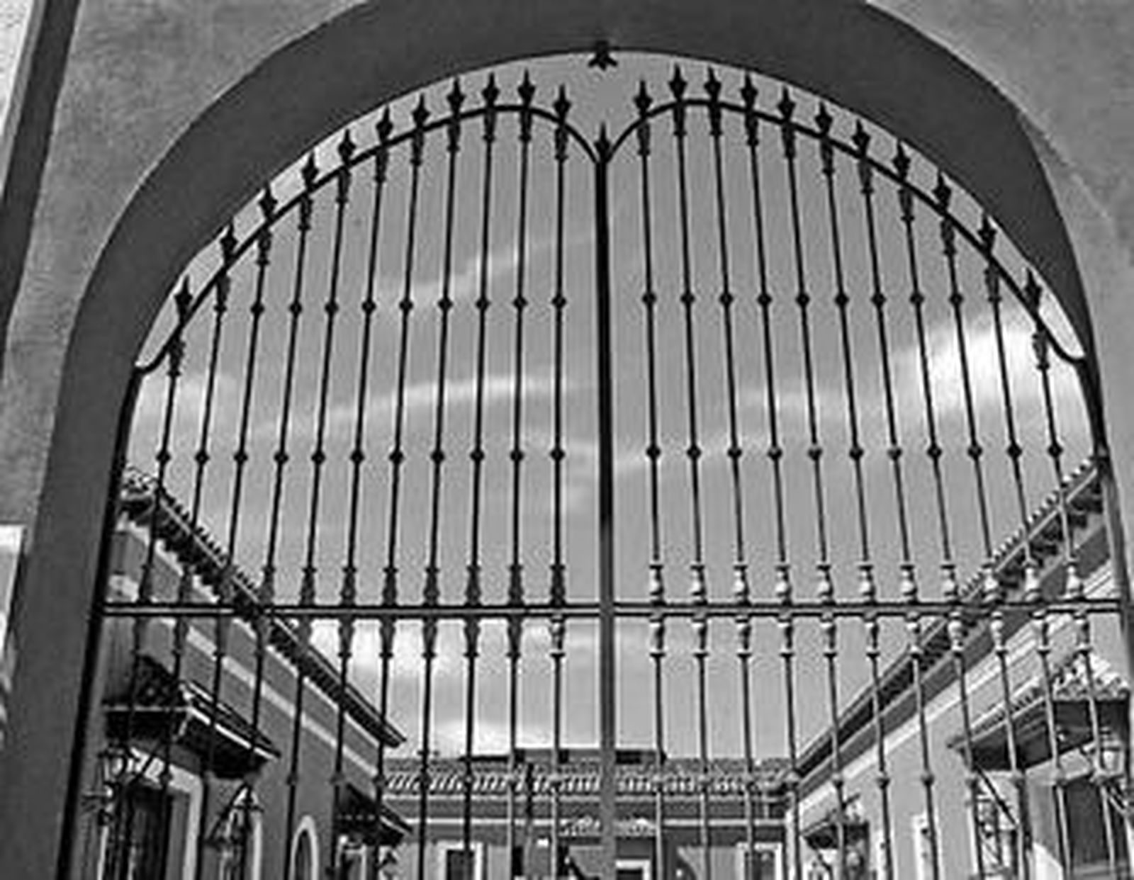 Vista del patio principal de Valdivia, desde el exterior de la fachada.