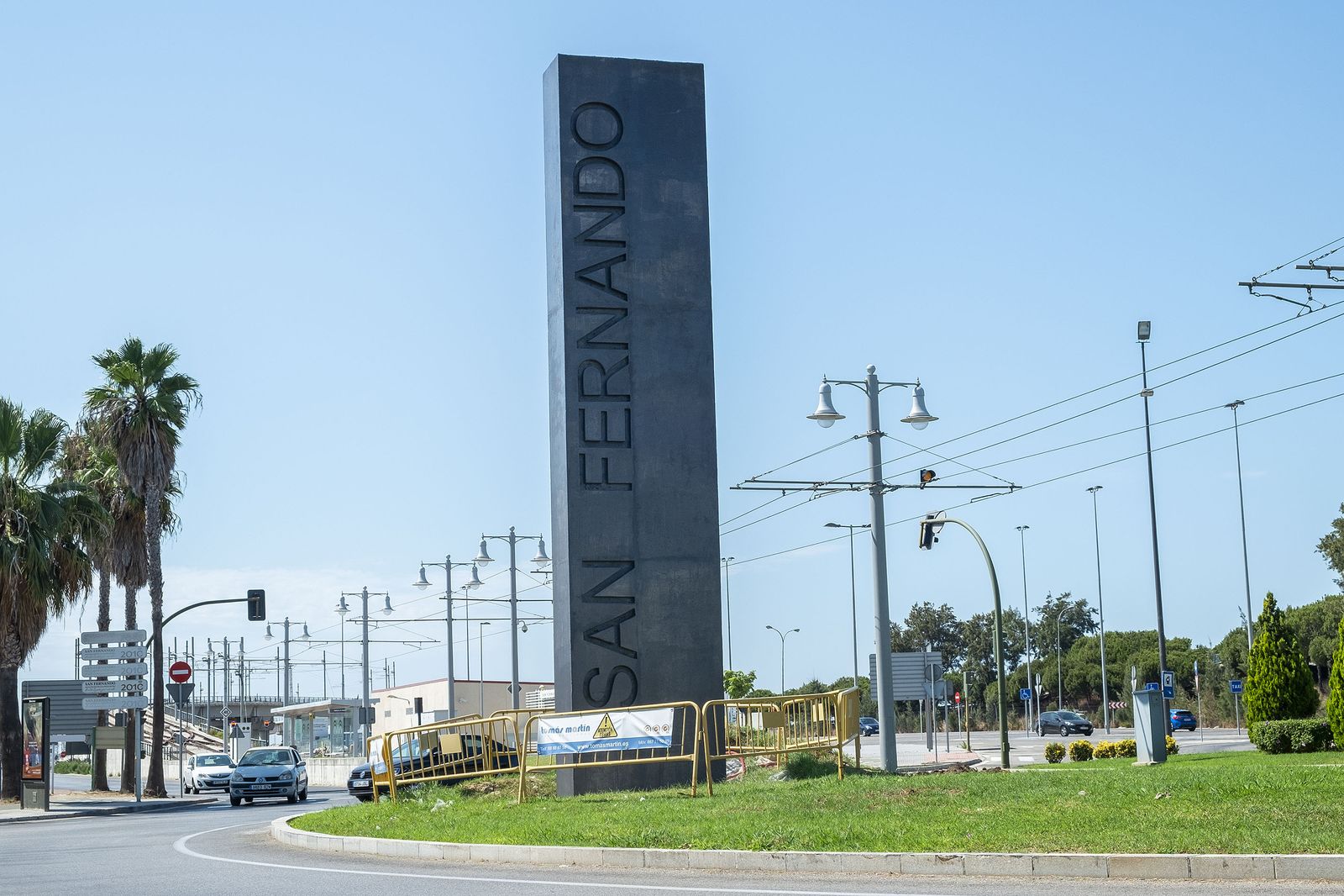 Monolito instalado en las inmediaciones de la fuente Tusquets.