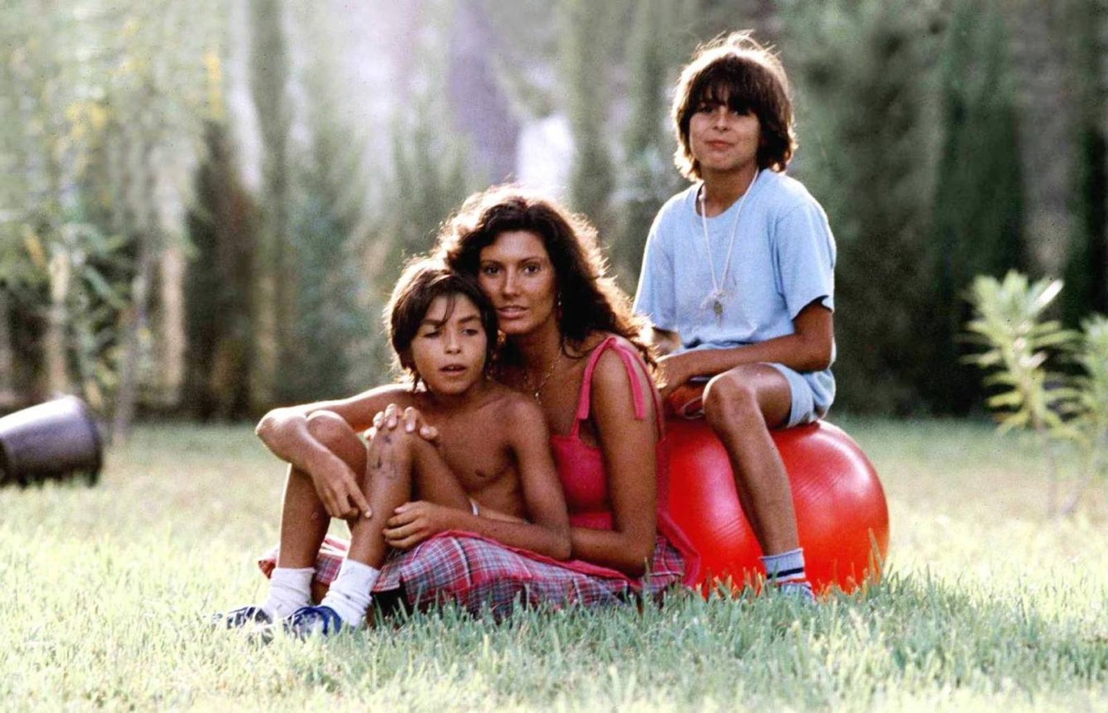 Imagen antigua de Carmina Ordóñez con Cayetano y Francisco.