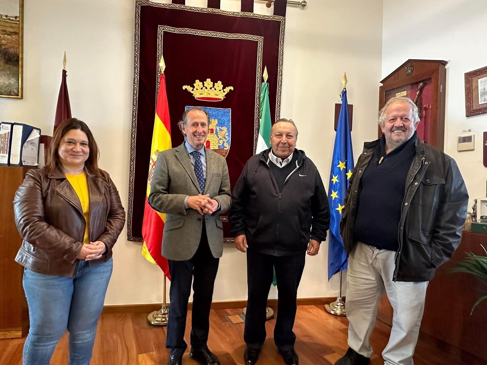 El alcalde presenta la actuación del guitarrista Paco Cepero en el acto que se desarrollará con motivo del Día de Andalucía.