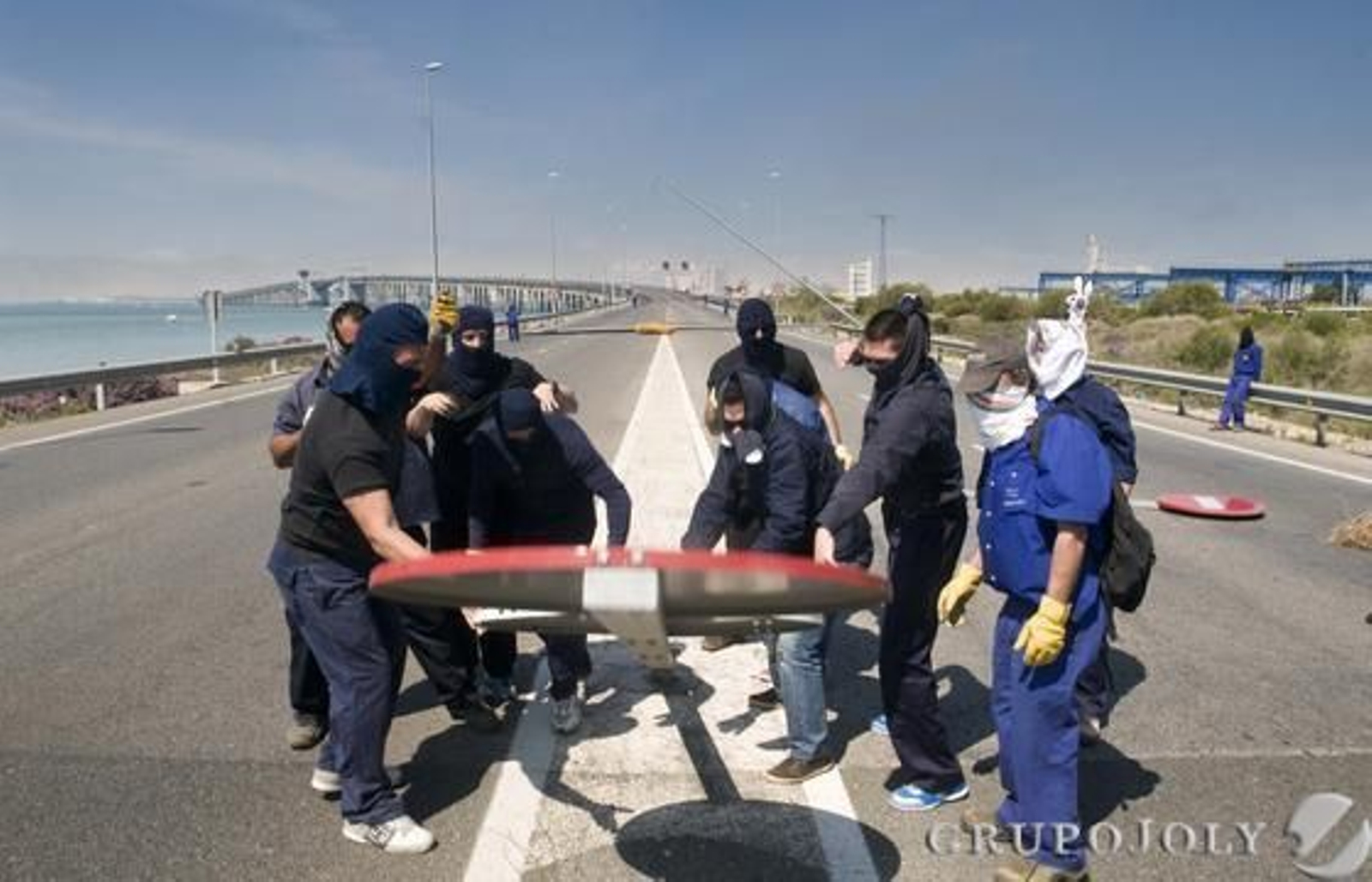 Los trabajadores de Navantia derribaron barreras y farolas y quemaron el pórtico de entrada al puente José León de Carranza.

Foto: Borja Benjumeda