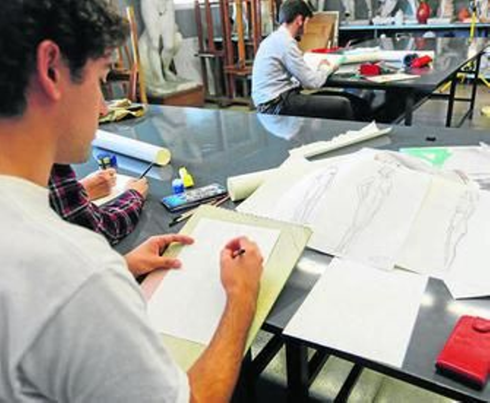 Estudiantes dibujando al natural.