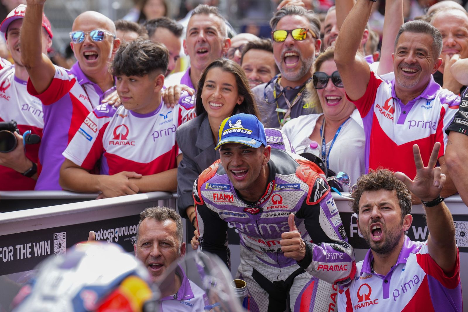 Las cariñosas fotos de Piqué, Clara Chía en el Mundial de Motos en Montmeló