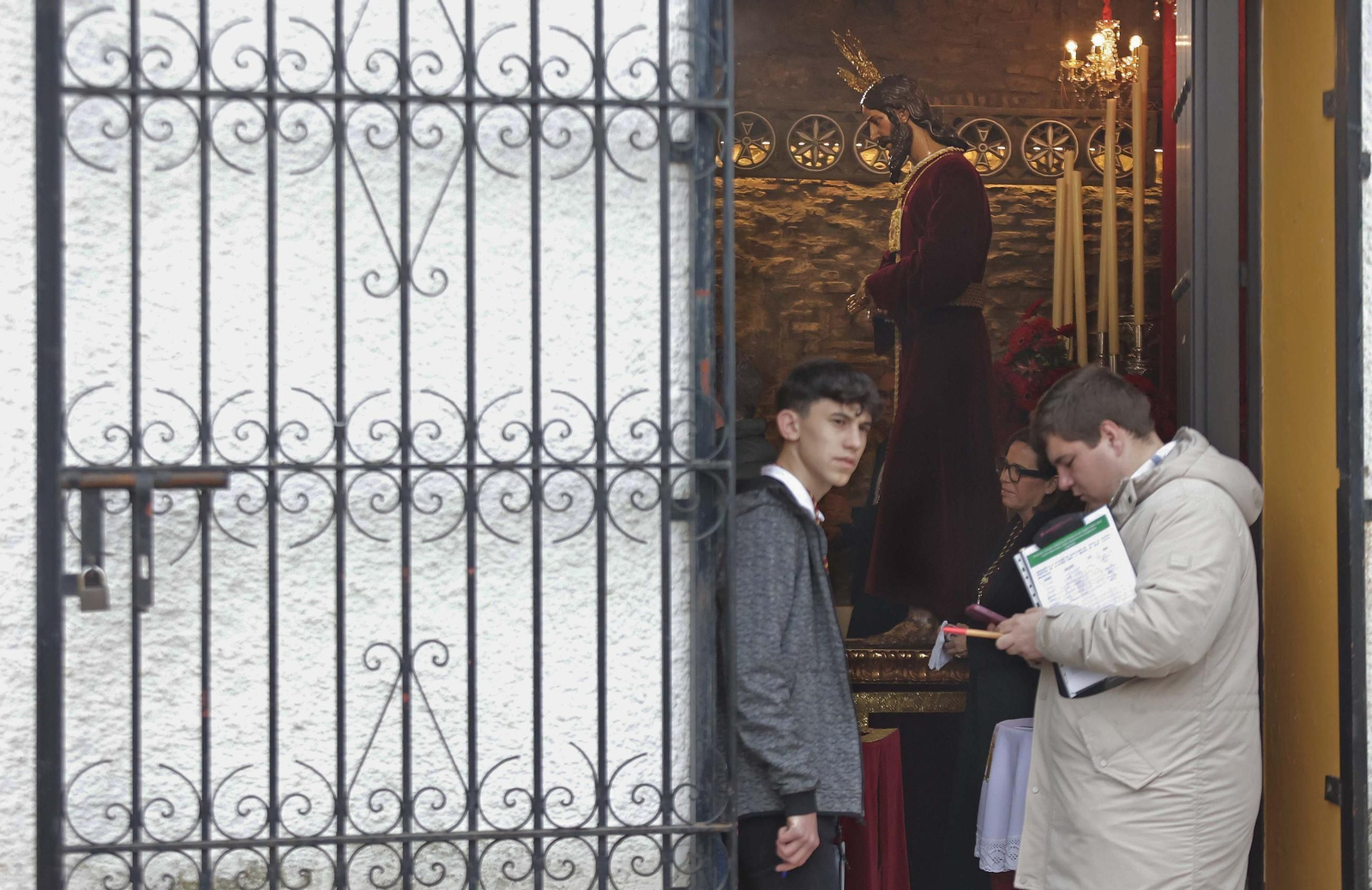 El tradicional besapiés del Cristo de Medinaceli de Algeciras, en imágenes