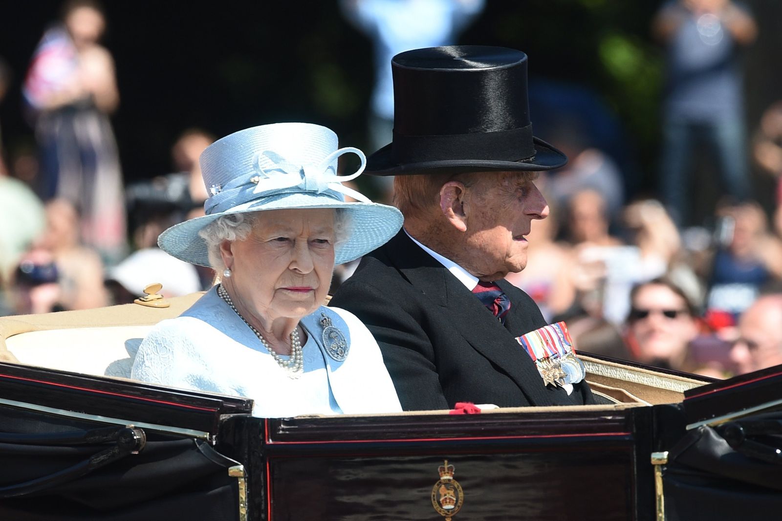 La reina Isabel II y el duque de Edimburgo durante el desfile oficial