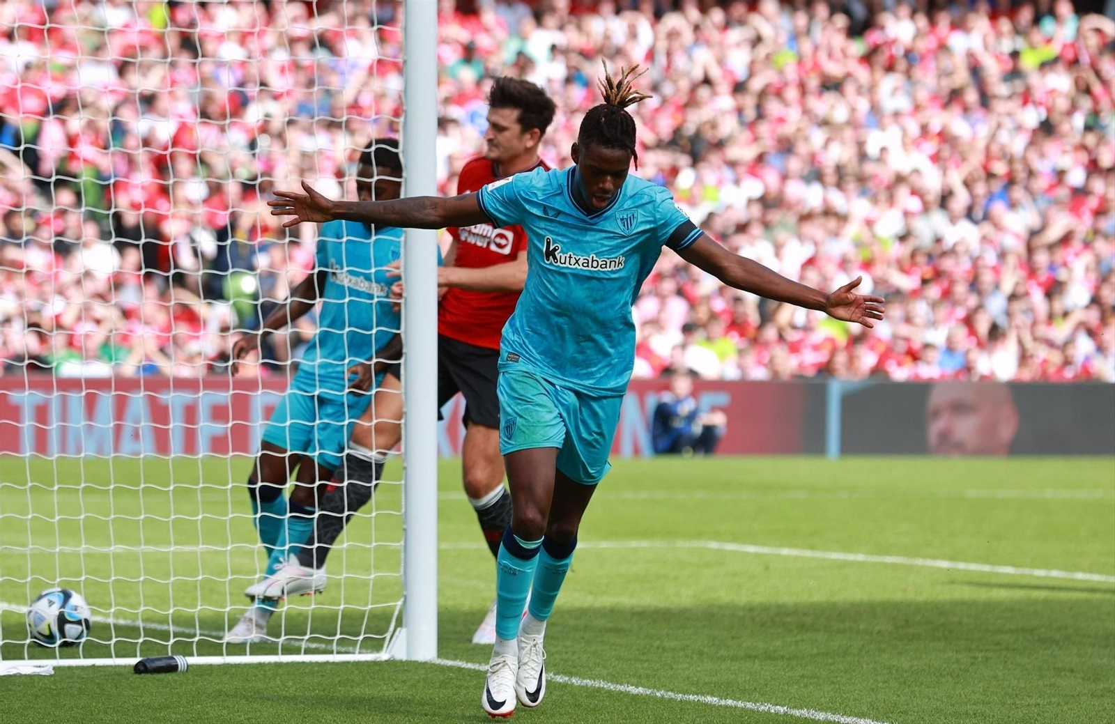 Nico Williams celebra un gol en un amistoso contra el Manchester United.