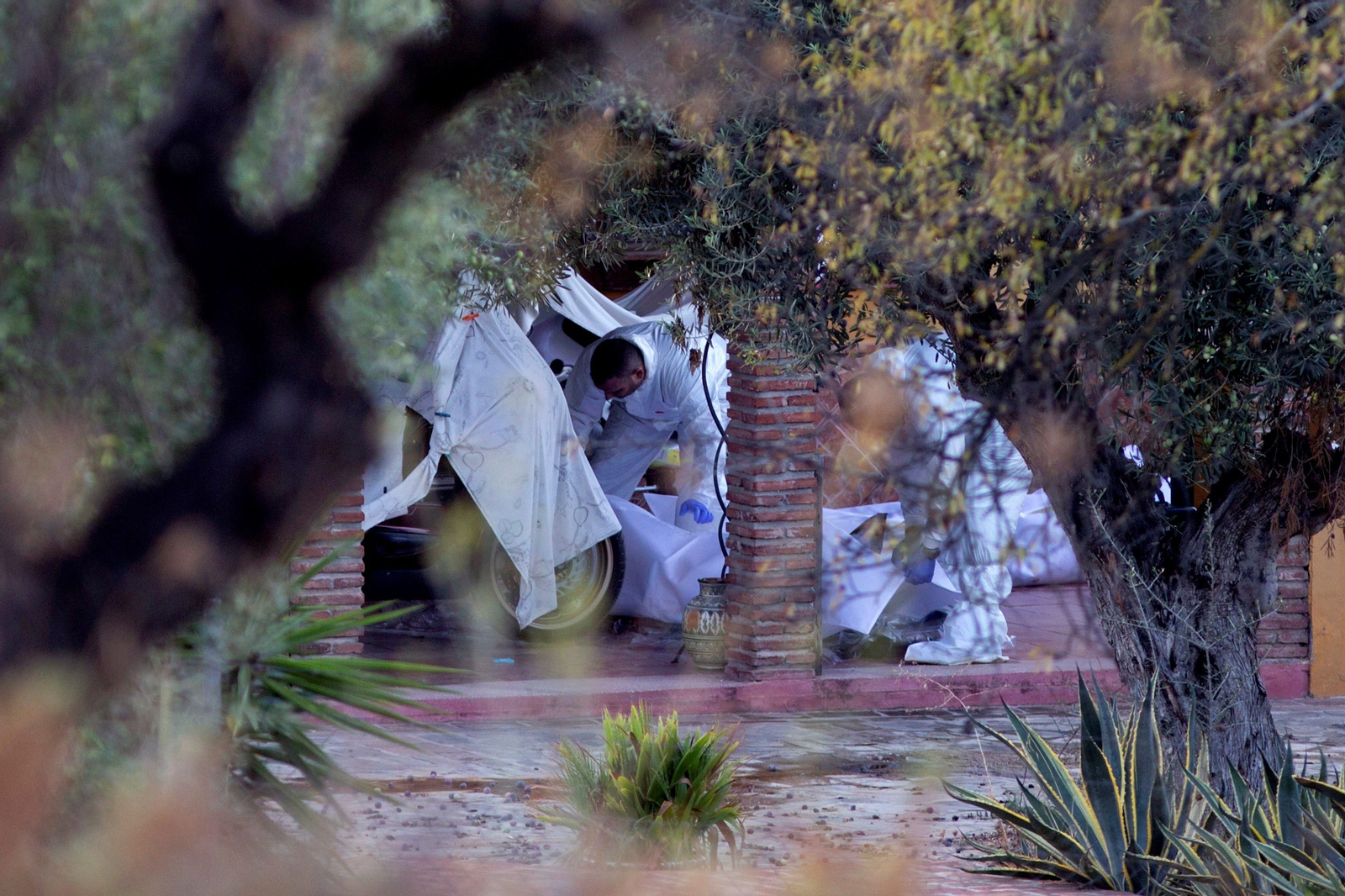 Hallan tres cadáveres en una casa de campo de Coín.