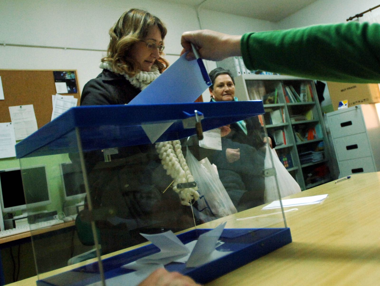 Imagen de archivo de las elecciones a los consejos escolares en un centro.