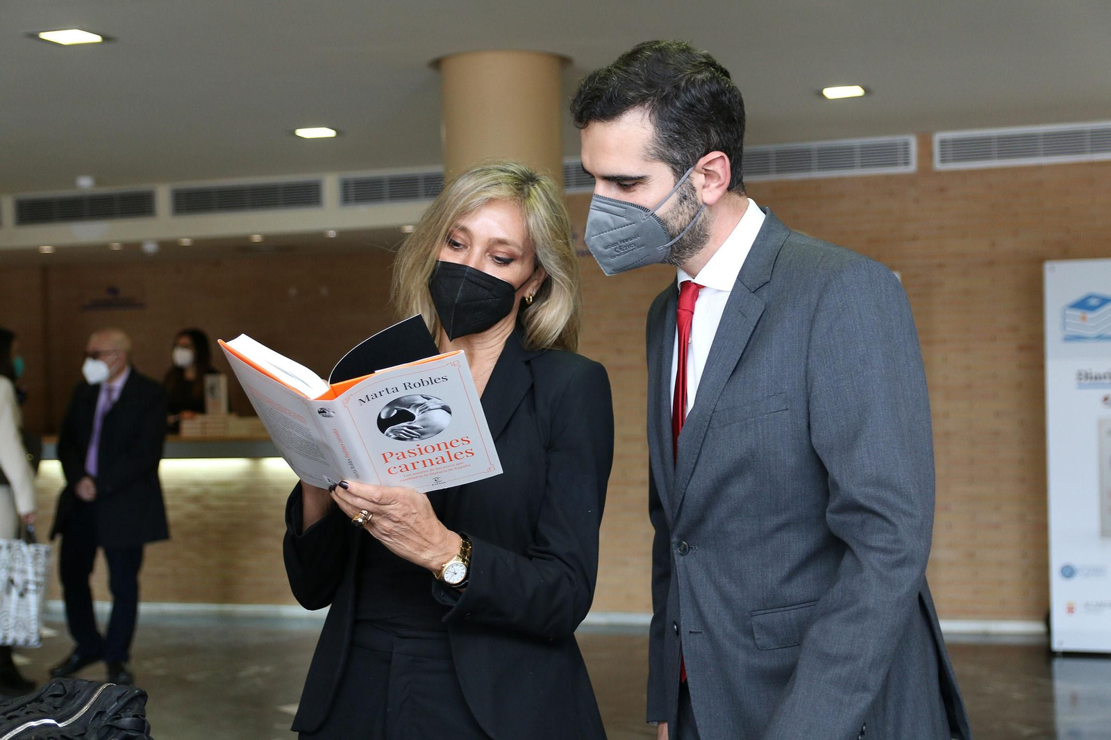 Fotogalería Diario de los Libros, con Marta Robles y su obra 'Pasiones carnales'