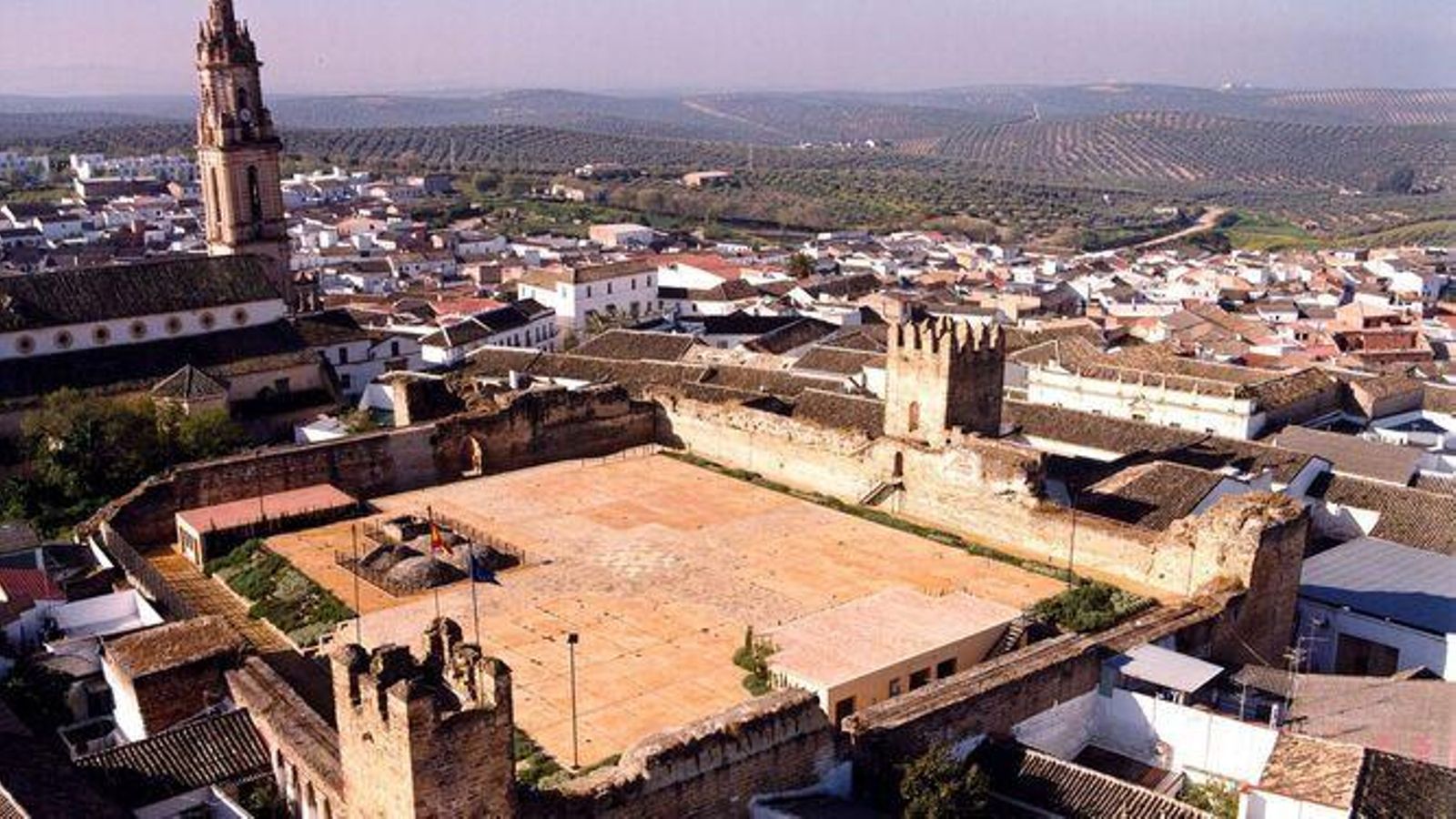 El Castillo de Bujalance fue construido en el siglo X con carácter defensivo