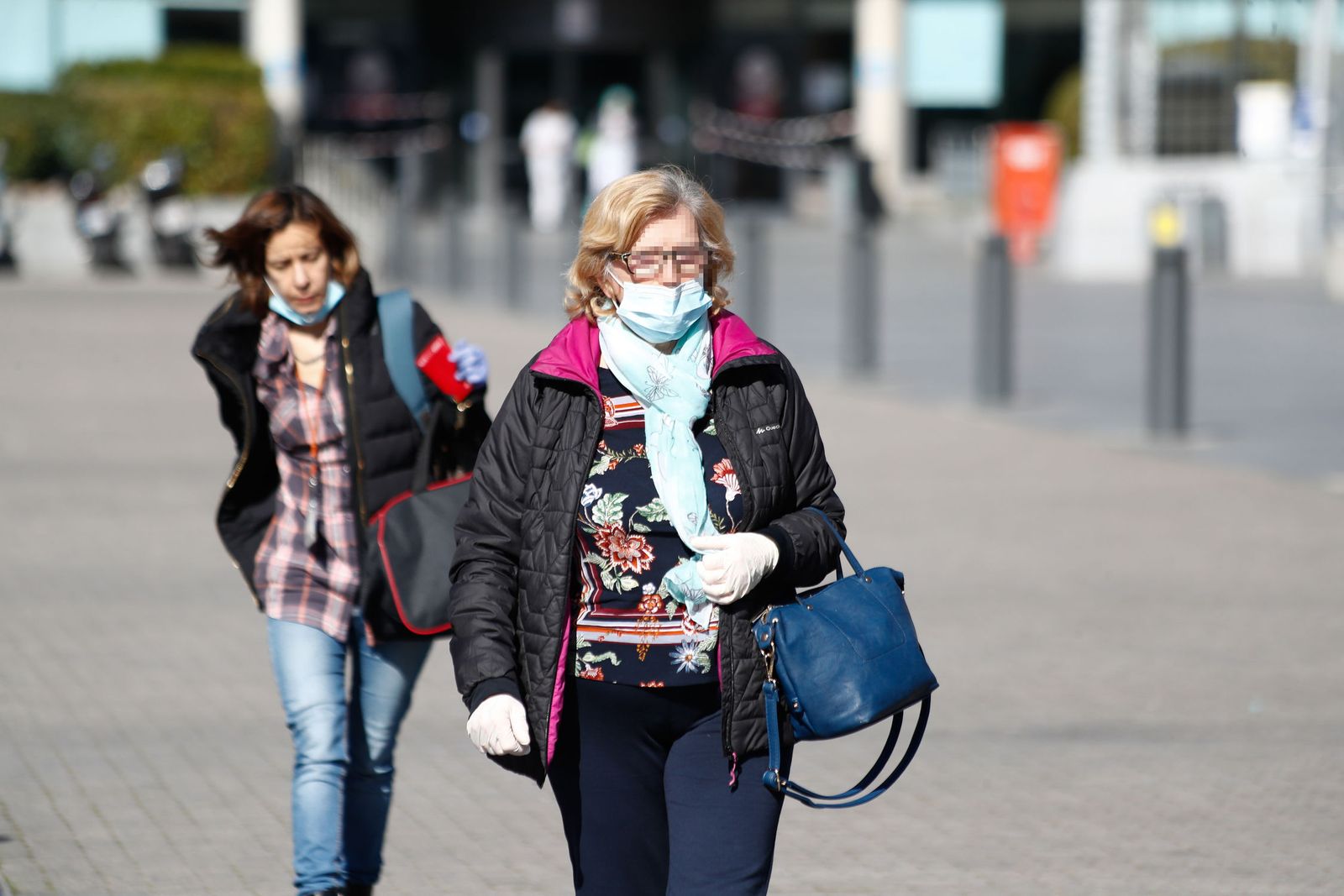 Viandantes con mascarillas.