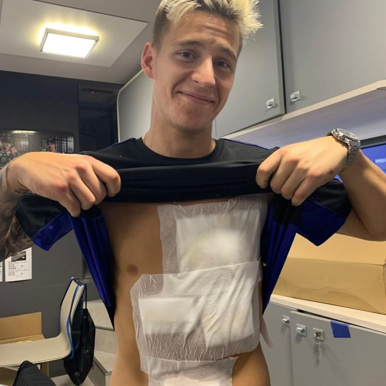 Doble infortunio para Quartararo: se cae en pista y también de la moto que conducía un comisario.