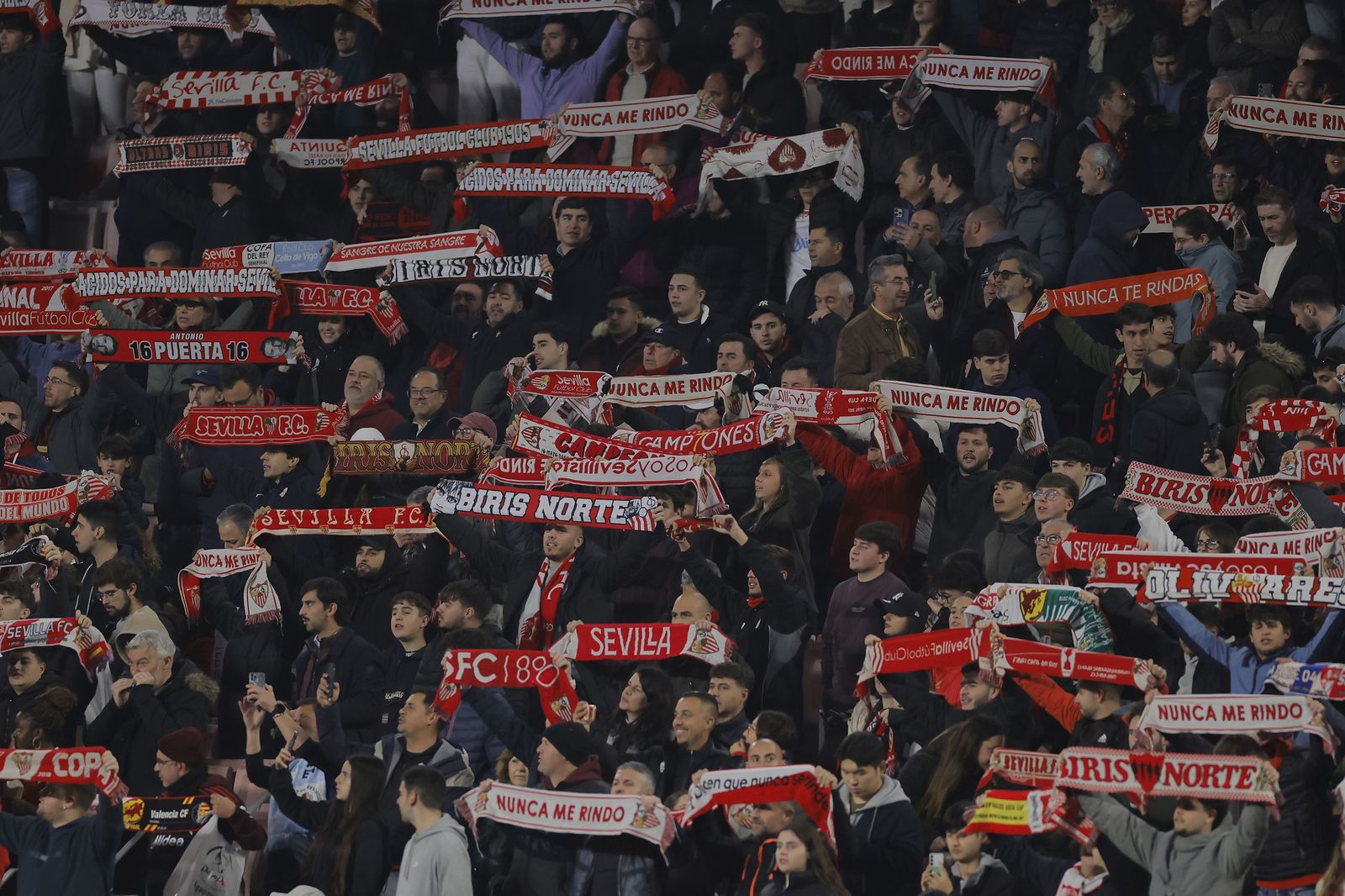 Búscate en las fotos del Sevilla - Celta