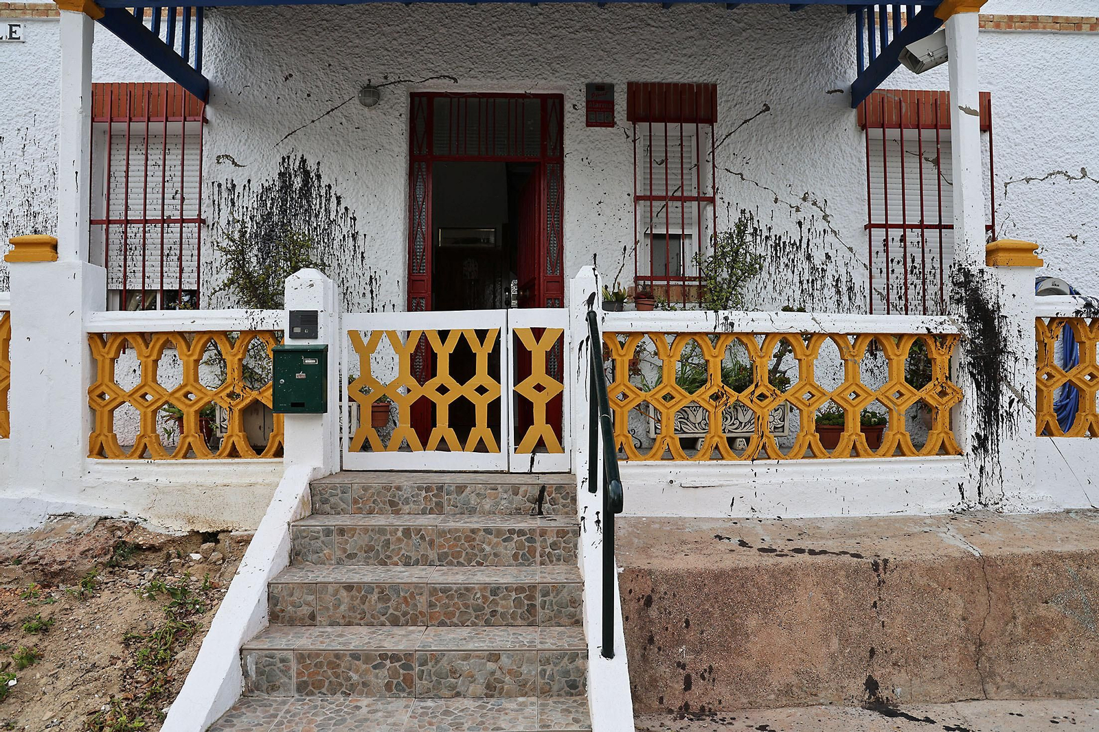 Imágenes del acto vandálico contra una de las casas del Barrio Obrero