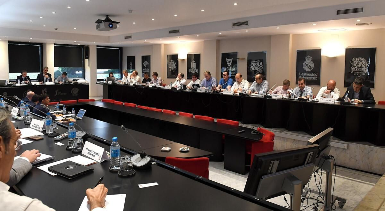 Una reunión de la ACB presidida por Antonio Martín, presidente de laasociación.