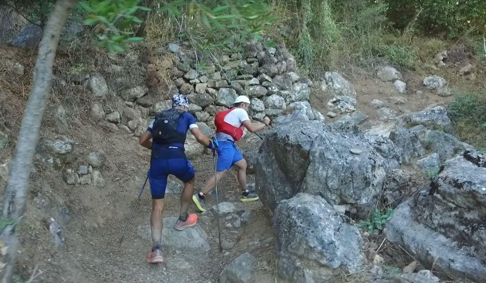 Dos senderistas haciendo uso de uno de los caminos homologados.