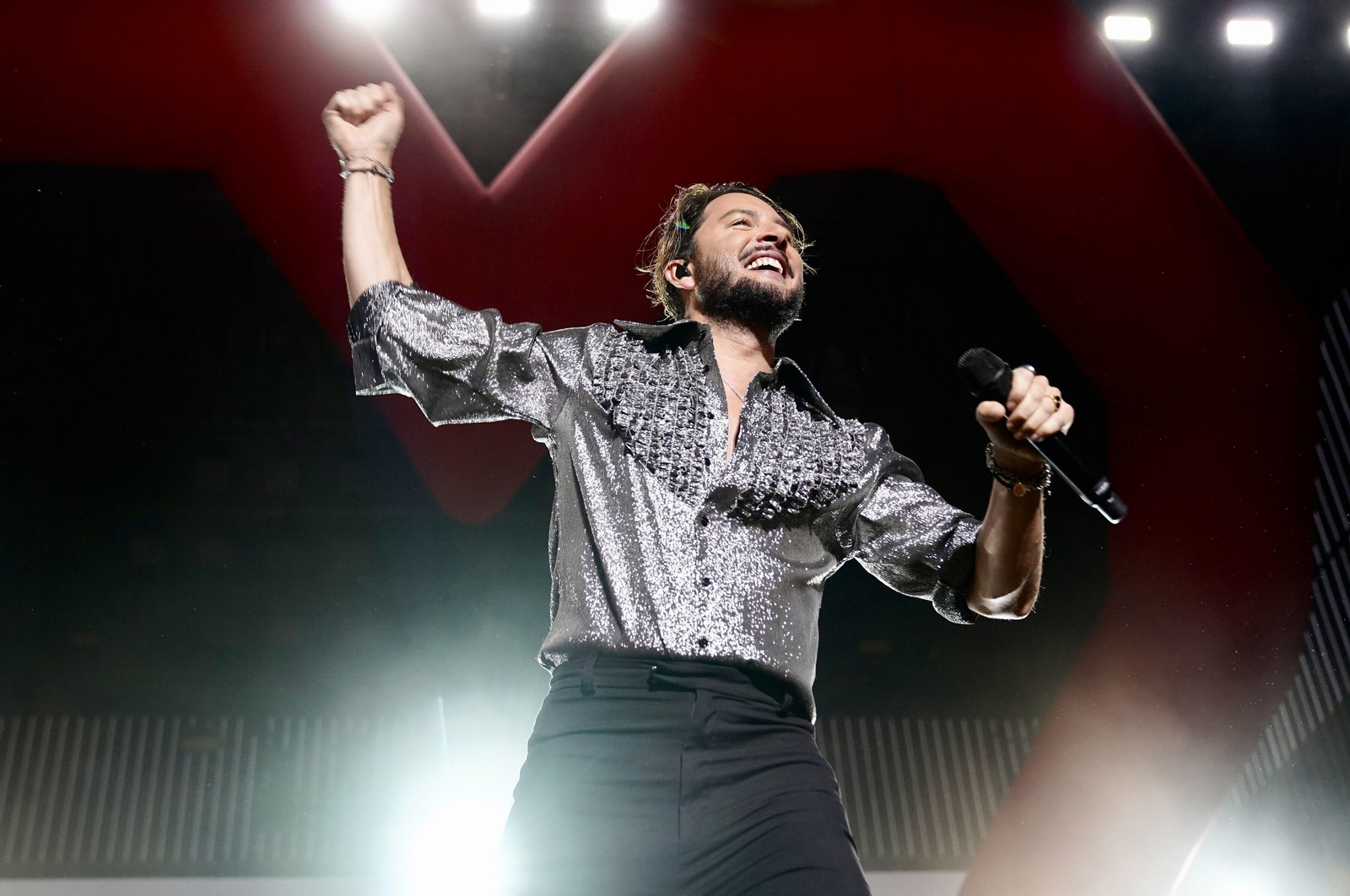 Manuel Carrasco conquista con sus 'flechas de amor' a Granada