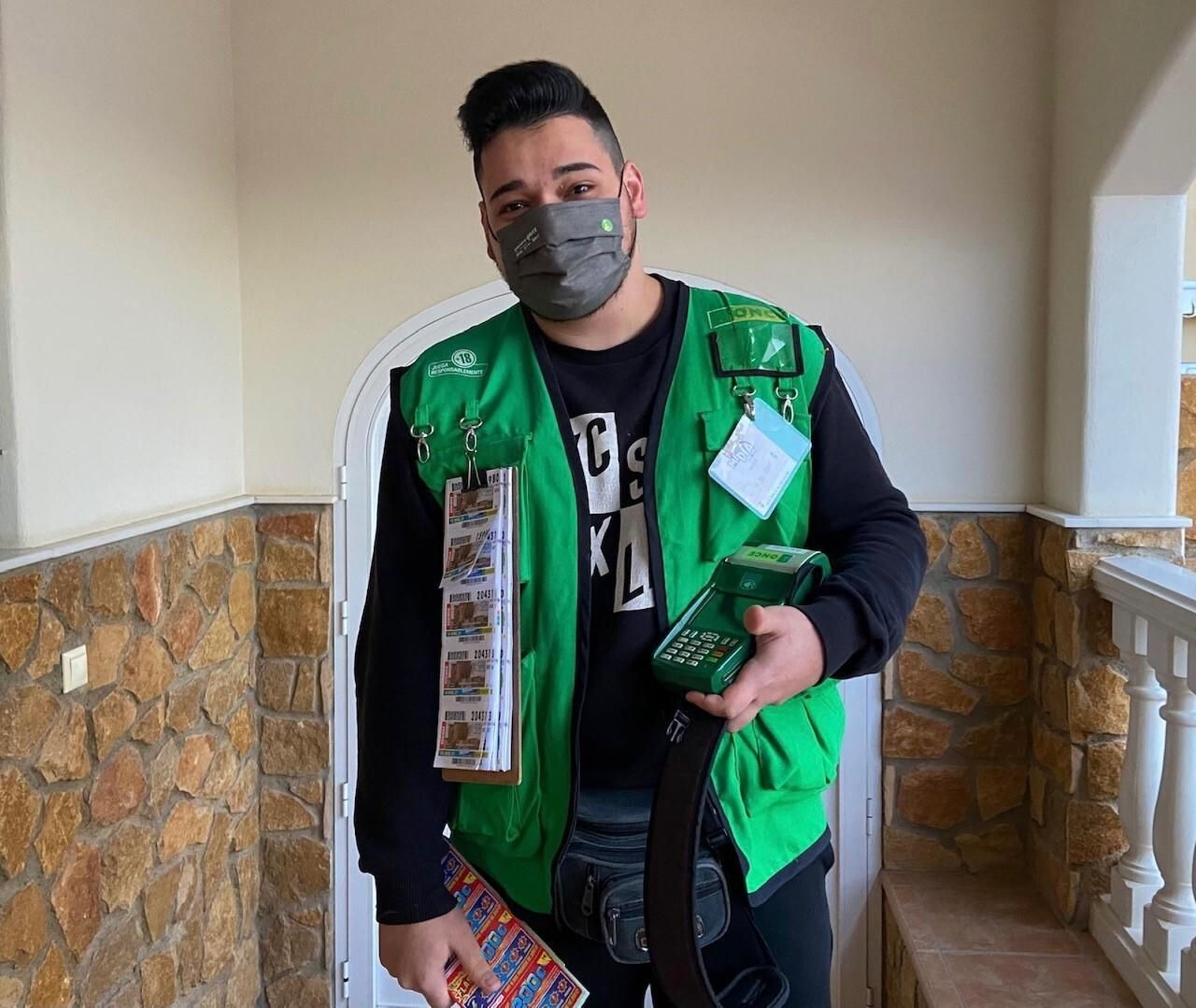 Aarón López, el vendedor más joven de la provincia, repartió el premio en Viator