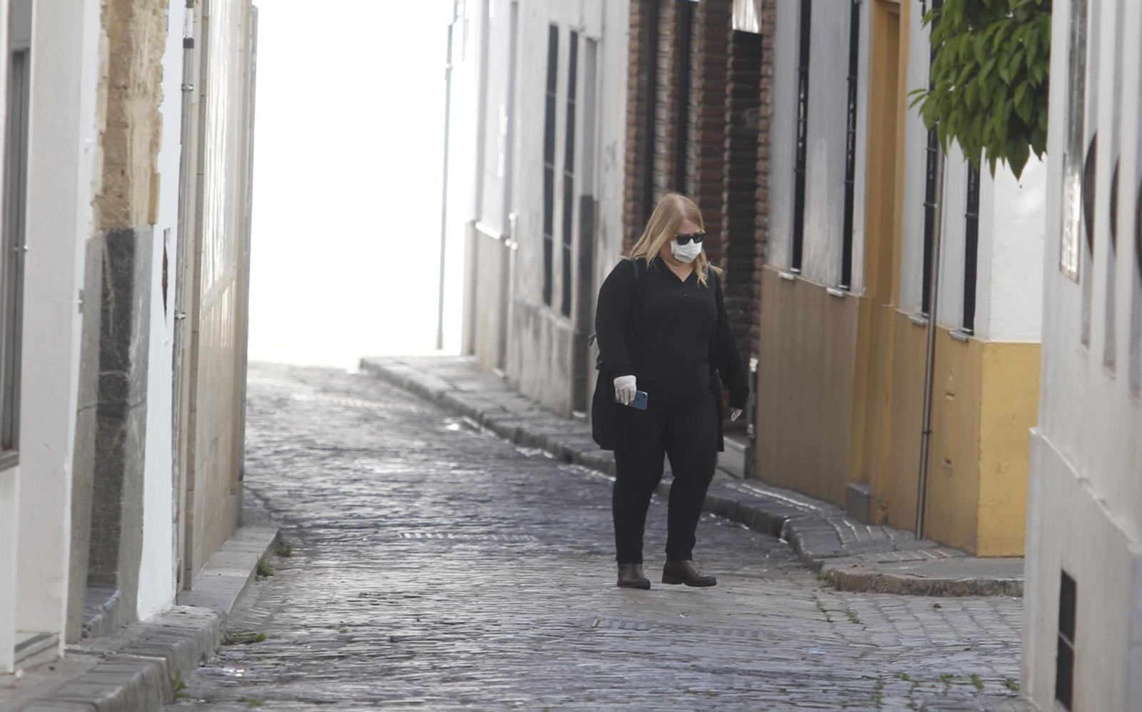 Una mujer camina protegida.