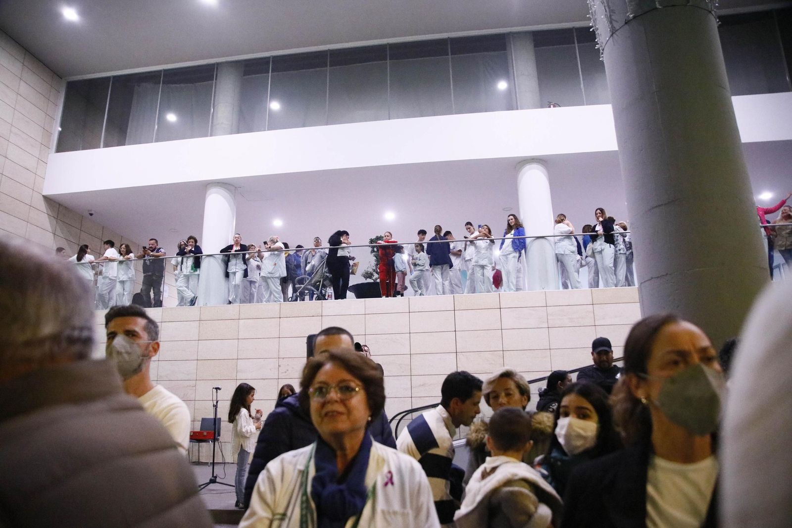 Las imágenes del encendido de la iluminación navideña en el Hospital Torrecárdenas de Almería