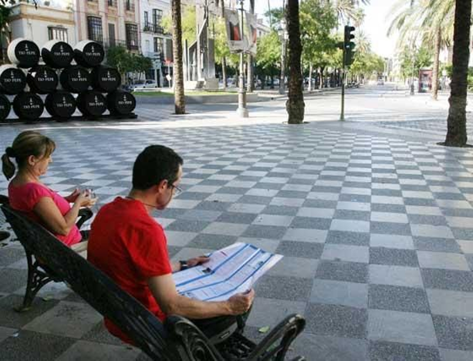 Una pareja de turistas descansan al principio la mañana en una tranquila alameda Cristina

Foto: M. A. González
