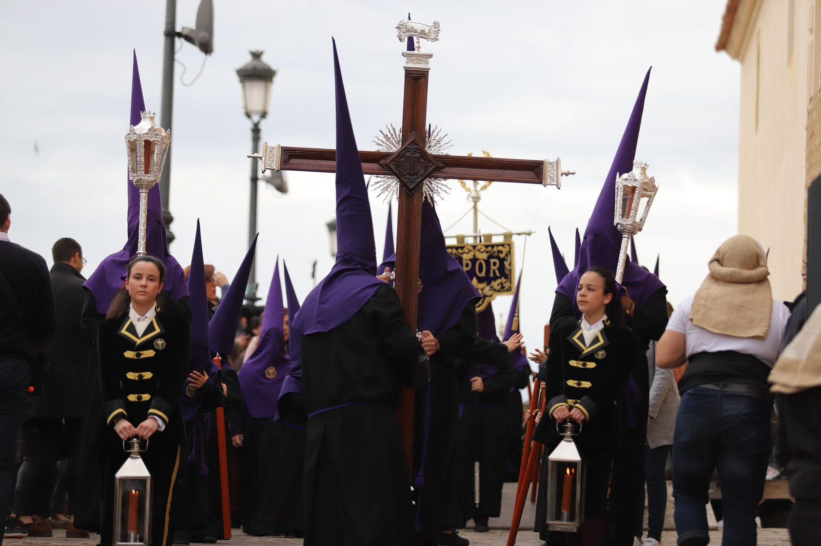 Imágenes de la procesión del Descendimiento por las  calles de Huelva