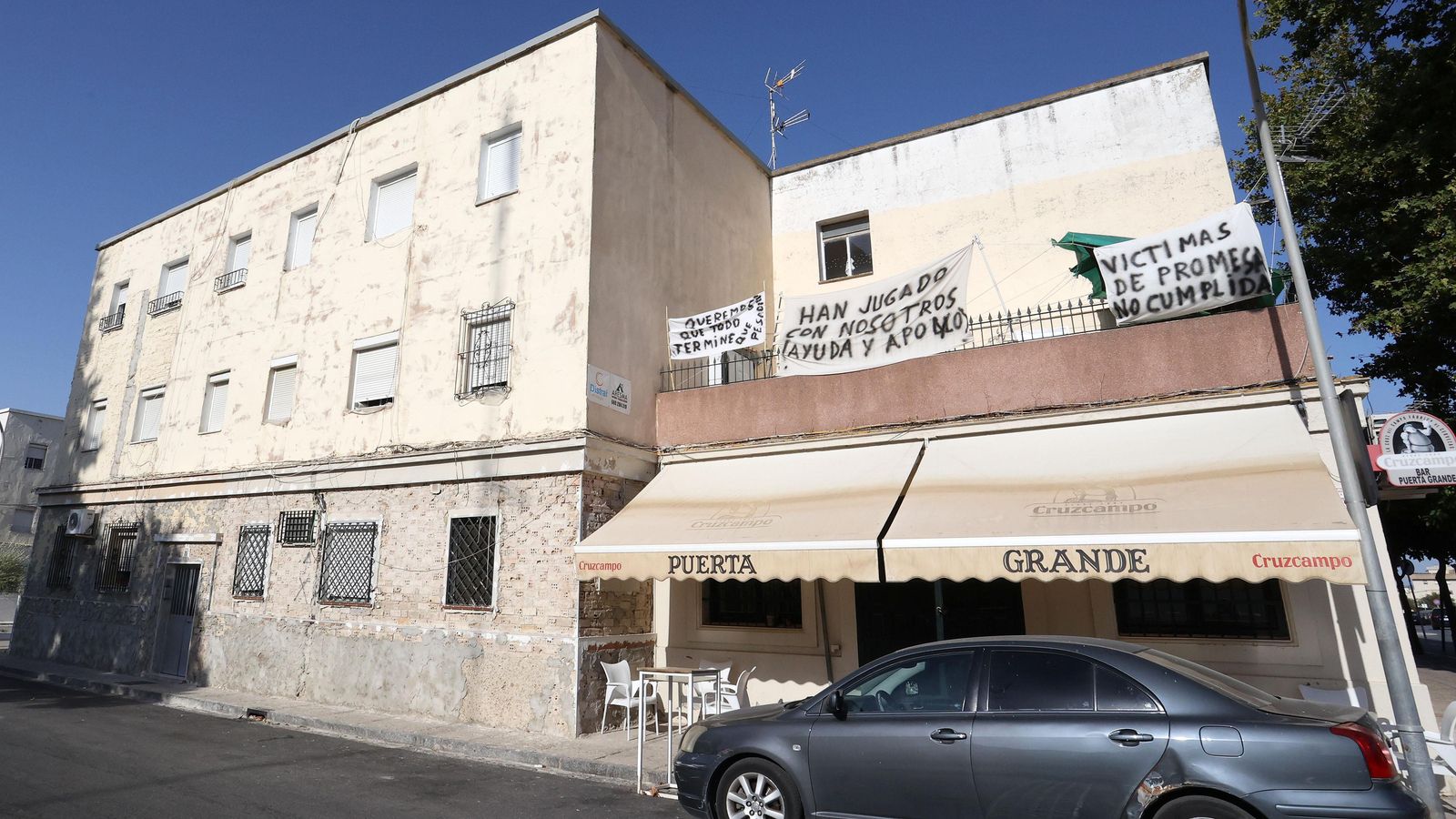 Pancartas de los vecinos en uno de los bloques afectados.