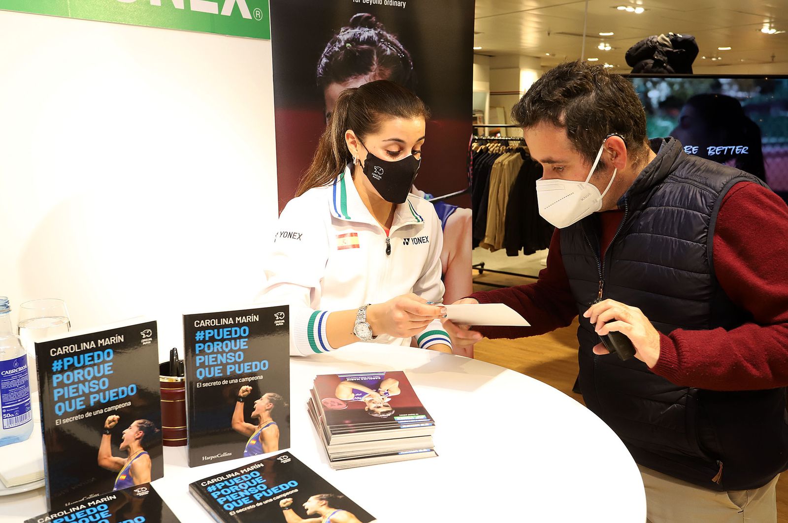 Huelva 2021: Carolina Marín firma autógrafos en el Corte Inglés de Huelva durante el Mundial de Bádminton