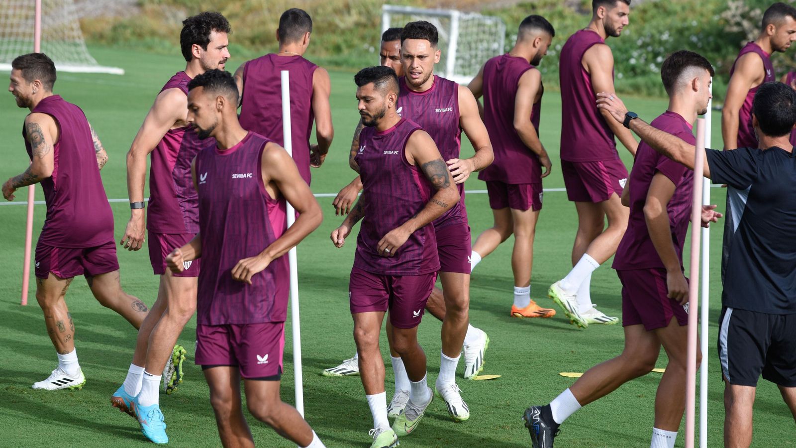 Sow hace ejercicios ante Delaney, Tecatito, Ocampos y otros compañeros.