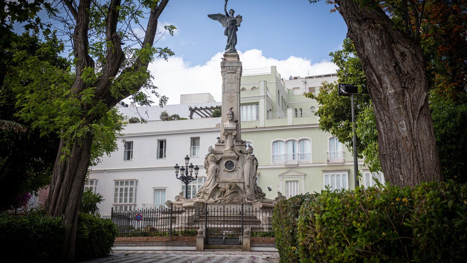 El monumento Marqués de Comillas tiene una cripta que funcionó como biblioteca hasta 1950.