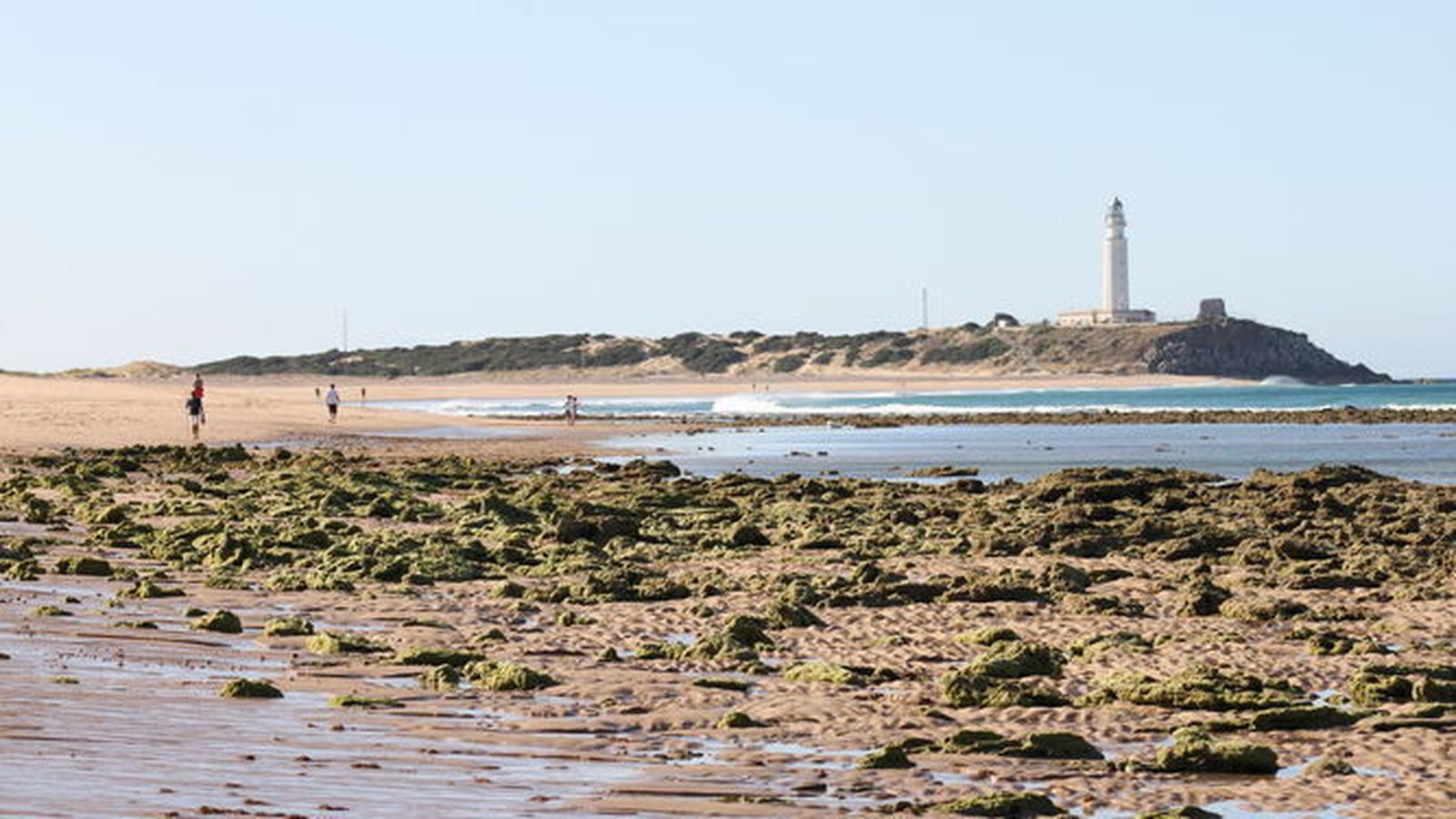 La playa de Zahora, con el Faro de Trafalgar al fondo.