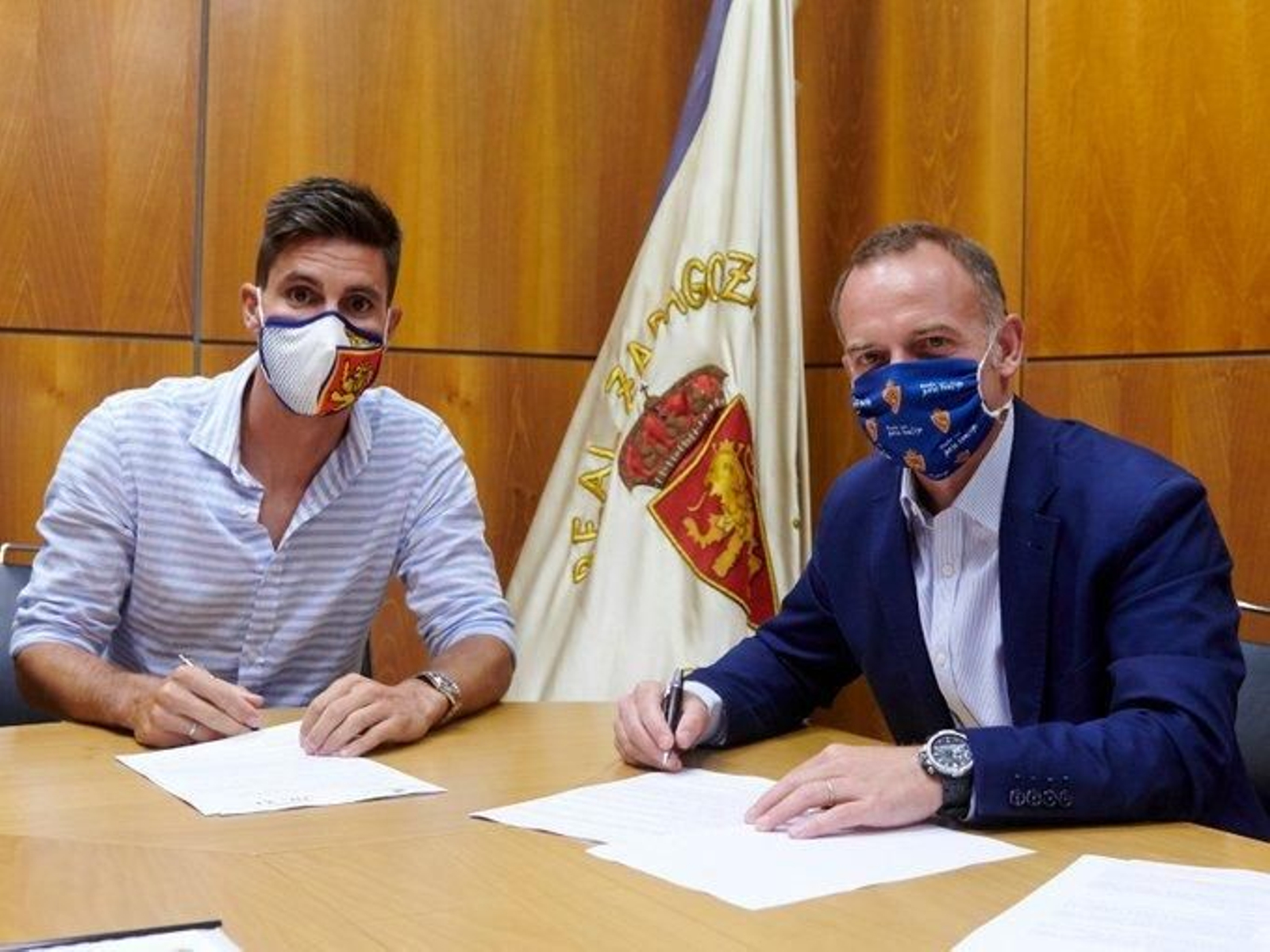 Adrián González posa firmando su acuerdo con el Zaragoza. Adrián González posa firmando su acuerdo con el Zaragoza.