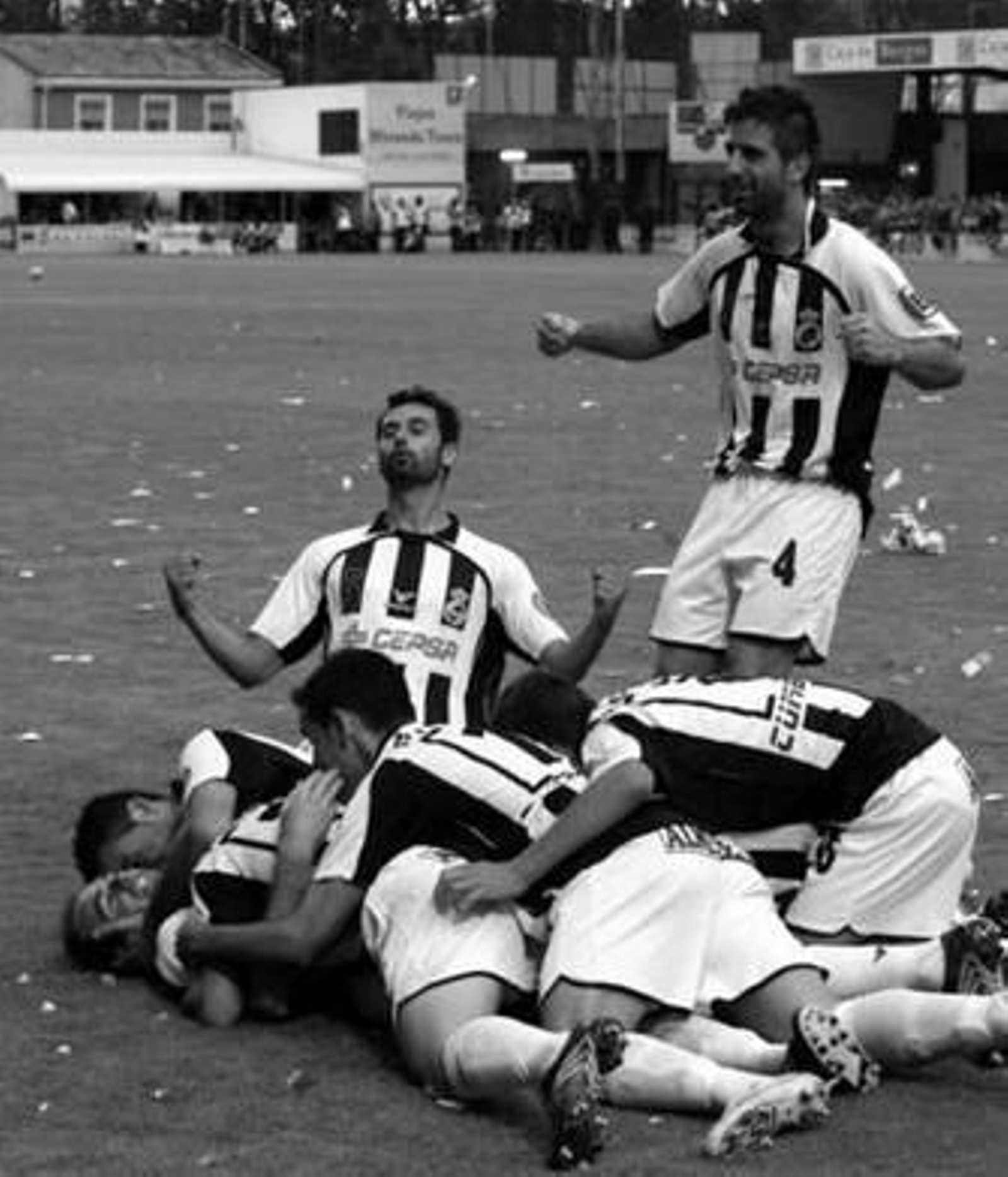 Jugadores de la Balona festejan un gol en Miranda.