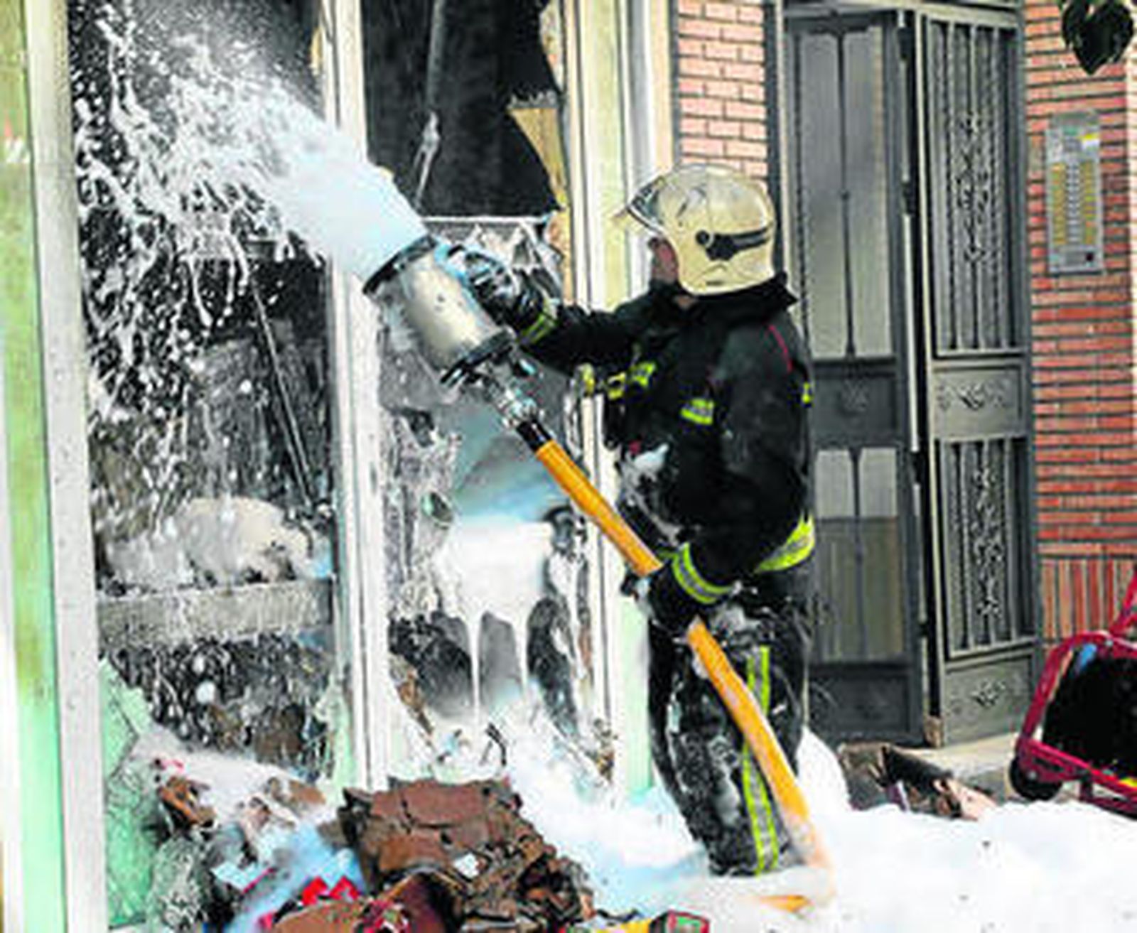 Un bombero trabaja para extinguir uno de los fuegos.