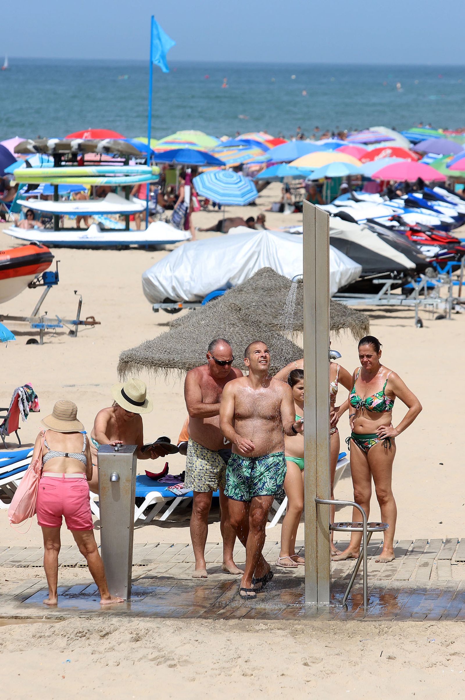 Imágenes del caluroso fin de semana en las playas de Huelva