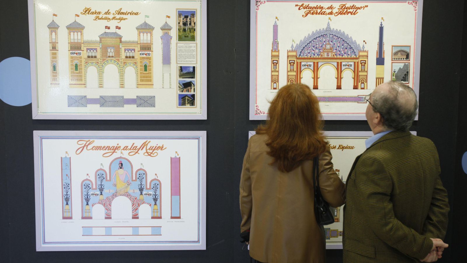 Personas observando los diferentes diseños para la portada