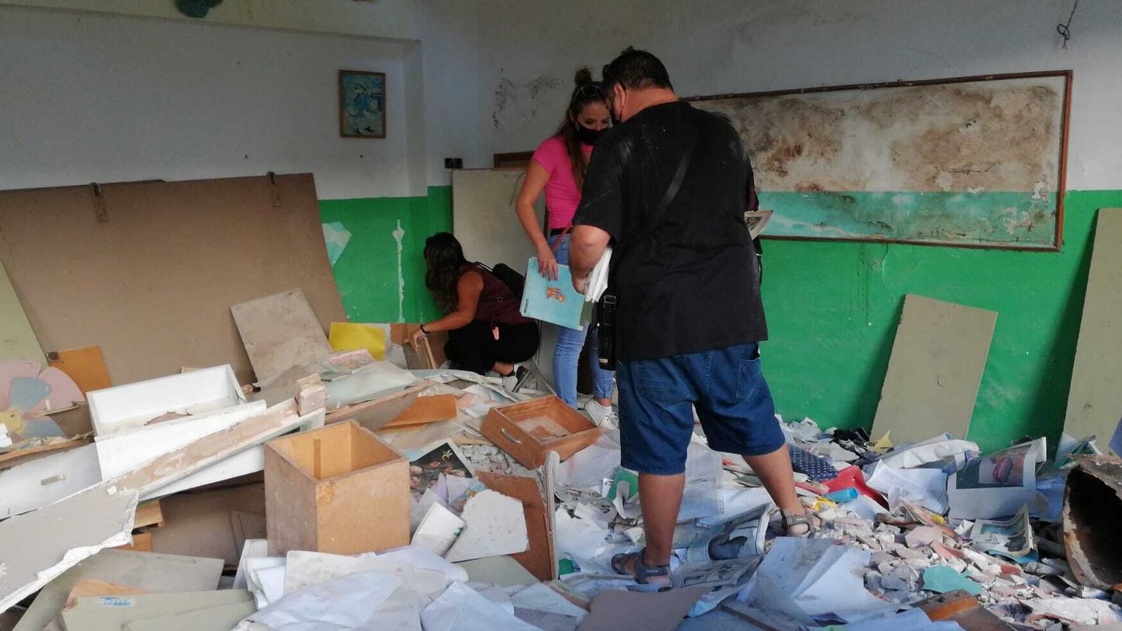 Los alumnos buscaban recuerdos entre los escombros