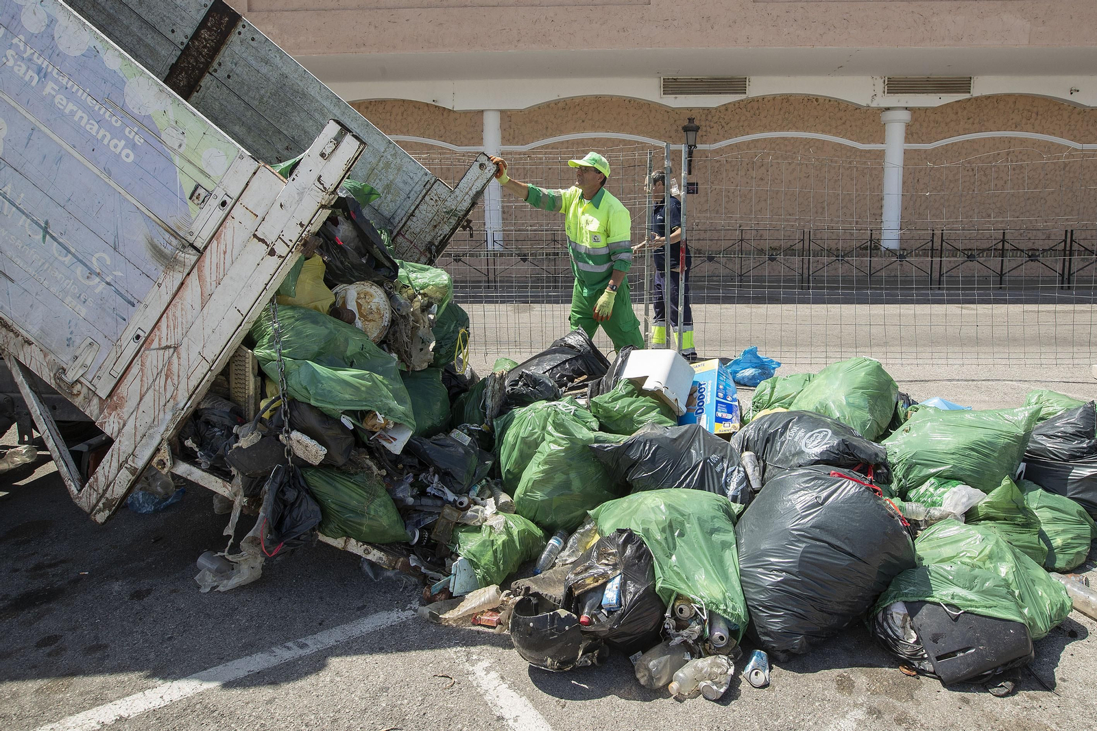 Un operario de los servicios de limpieza, en una imagen de archivo, manipulando residuos.