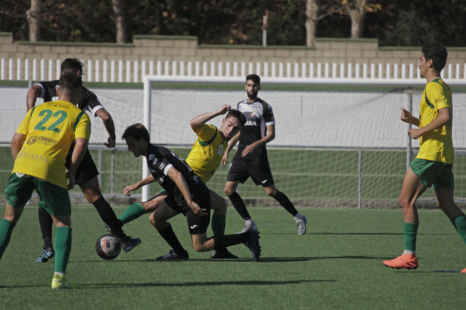 Un jugador de la Unión trata de recuperar el balón contra el Ceuta