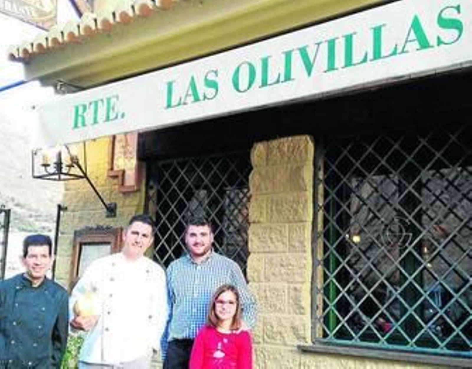 José Castillo Medina, su hija y parte del equipo de Las Olivillas.